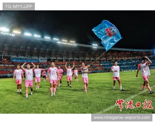 大学生足球队球星进球后激情庆祝瞬间点燃全场氛围引爆校园热情